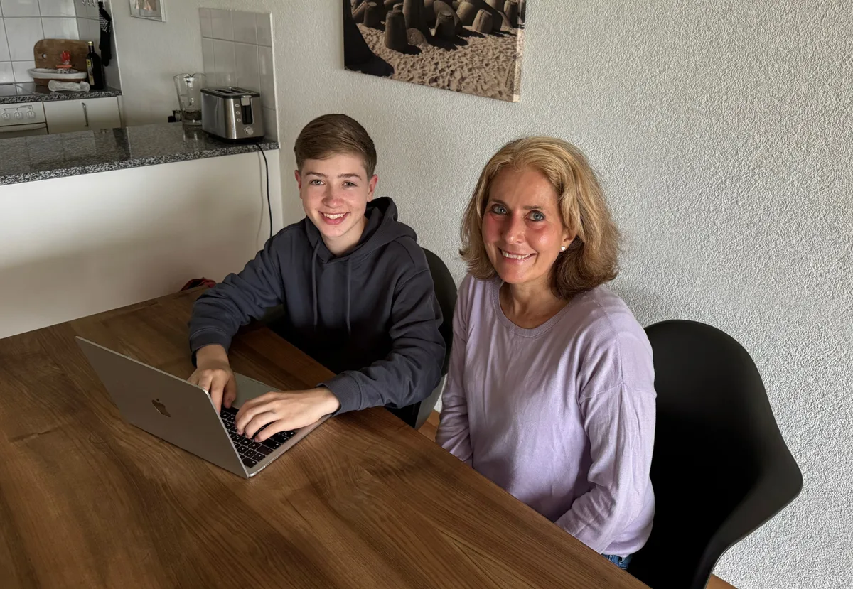 Elias Abegg wollte schon immer einmal eine Website einrichten. Verena Serena suchte nach technischer Hilfe. Ein Junge sitzt am Laptop, daneben eine Bloggerin.